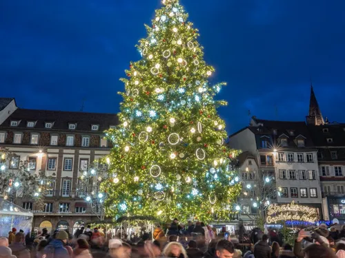 Strasbourg : le sapin de Noel aspergé de peinture 