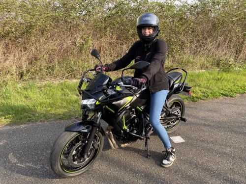 Faire de la moto : un gros challenge pour Estelle