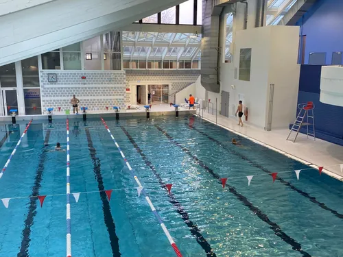 Regarder un film dans la piscine de Nautiland