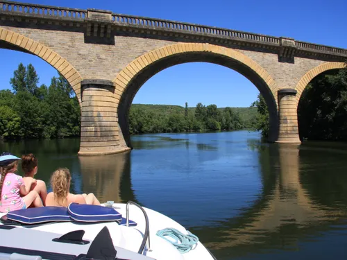 Tourisme fluvial : l’entreprise Le Boat adopte le biocarburant pour...