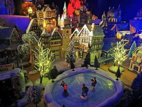 Un village de Noël installé au Colisée de Lens