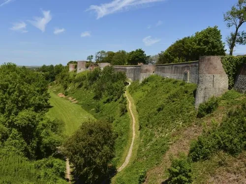 Ce week-end, on visite les remparts, citadelles et châteaux de la...