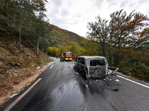 Un  minibus prend feu avec des lycéens à bord