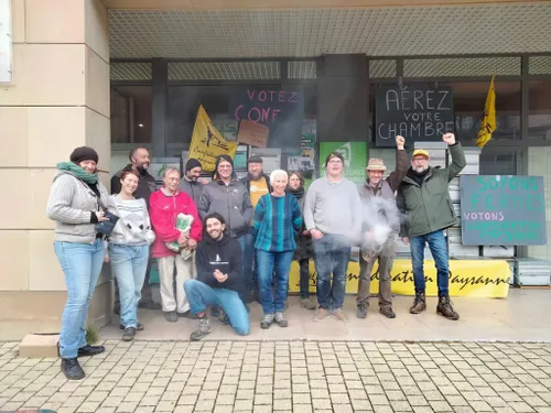 La Confédération paysanne monte un mur de ruches devant la chambre...