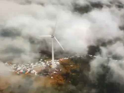 Lozère : près de 10 000 teufeurs sous les éoliennes de Chasseradès...