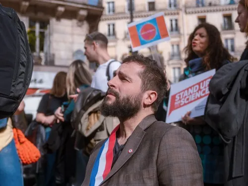 Visé par un blog néo nazi, un député porte plainte pour « menace de...