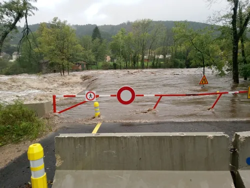 Plusieurs ponts et routes fermés suite à l'épisode pluvio-orageux...