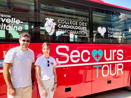 Le bus du « Secours Tour » sur la route pour sensibiliser sur les...