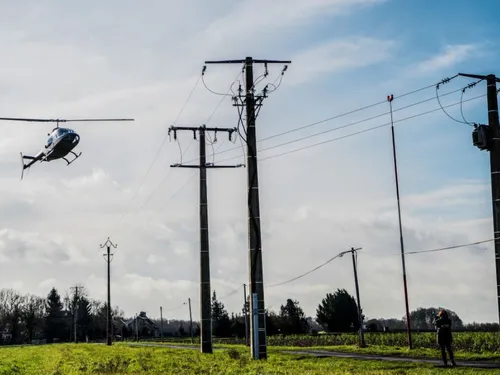 Un hélicoptère pour surveiller les lignes électriques