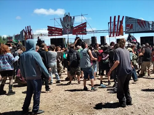 Ce sont désormais 9 000 festivaliers qui participent à la rave...