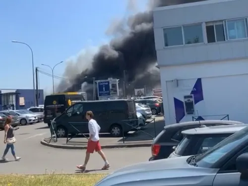 Nantes : un incendie impressionnant ravage un magasin route de Vannes