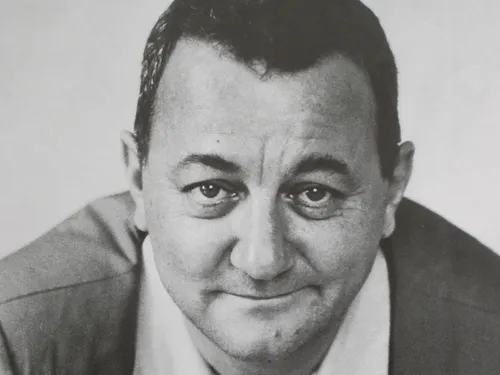 Coluche, 39 ans après : le rire, la révolte et la mémoire