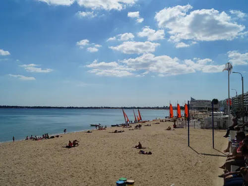 Des granulés plastiques retrouvés sur les plages de Loire-Atlantique