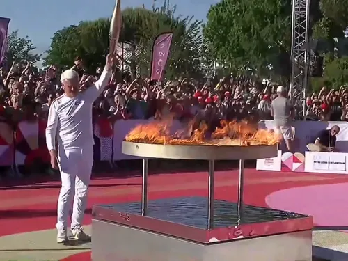 J.O. de Paris 2024 : revivez en vidéo le passage de la flamme...