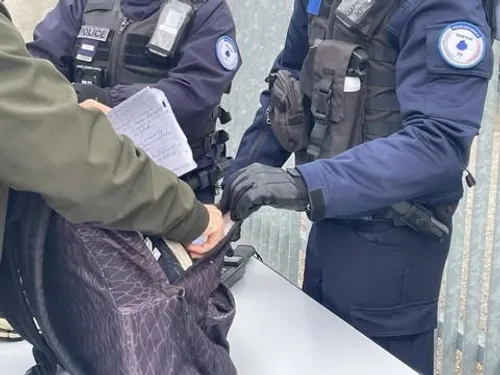 Le Mans : la police inspecte les sacs au lycée