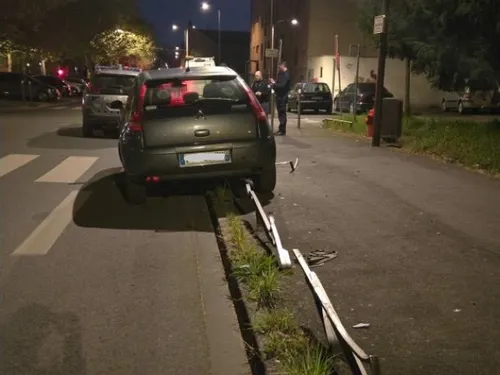Au Mans, il escalade le mobilier urbain et abandonne sa voiture