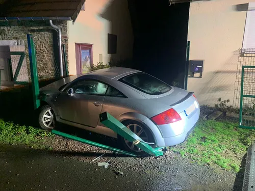 Aunay-sur-Odon : l'Audi s'encastre dans les grilles du refuge
