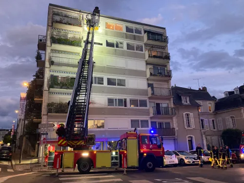 Blois : les pompiers déploient la grande échelle place Guerry