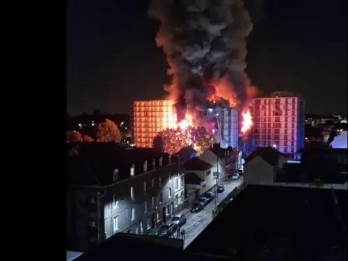 Rouen : deux immeubles en feu finissent par s'écrouler
