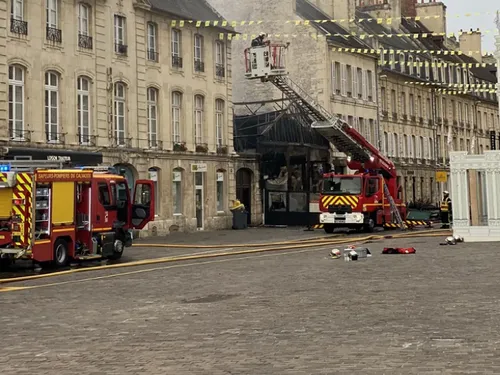 Caen : un restaurant de la place Saint-Sauveur détruit par un incendie