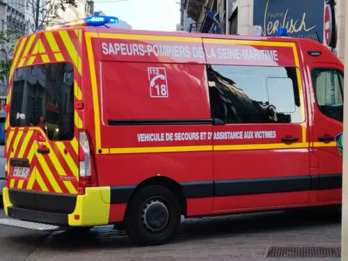 A Rouen, une fillette reçoit un pèse-personne sur la tête