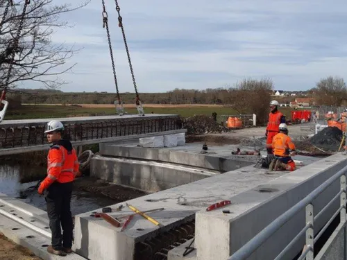Calvados : les travaux du pont de la D12 sur la Seulles touchent à...