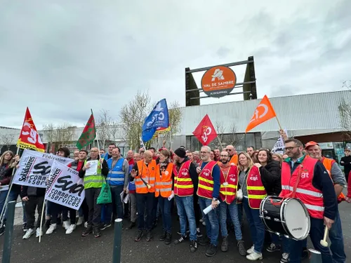 Forte mobilisation d’une centaine de salariés d’Auchan Louvroil