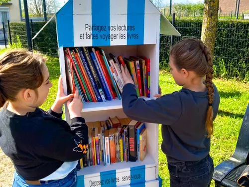 Hautmont - Une cabane à livre installée à Guy de Maupassant