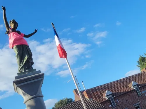 La Flamengrie (59) : une Marianne en rose contre le cancer du sein