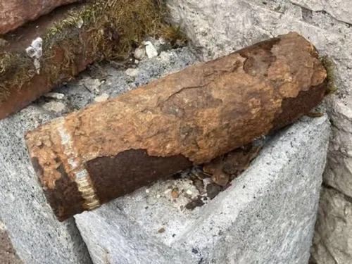 Obies : un obus armé déposé devant une maison !