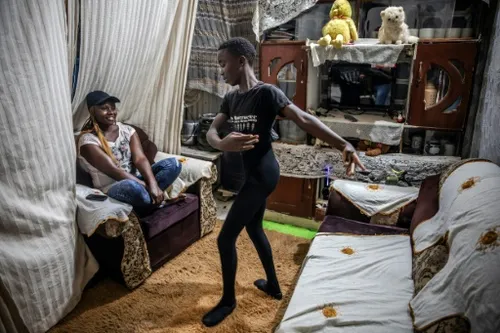 Au Kenya, des bidonvilles au ballet, la pirouette par la danse