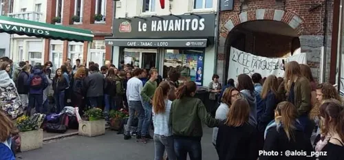Bavay : Manifestation d'une cinquantaine de lycéens ce matin devant...