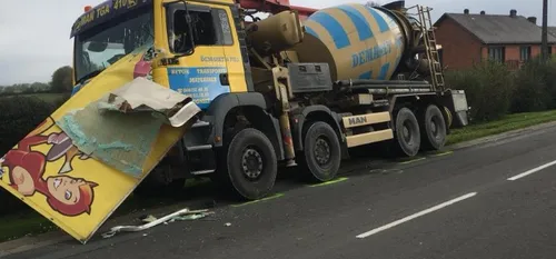 Un mort dans une collision entre un camion et une camionnette, à Ohain