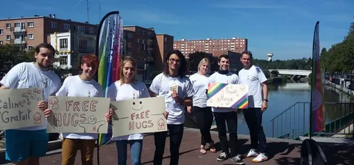 Free Hugs et préservatifs à Maubeuge