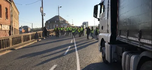 Manifestation des Gilets jaunes - Un barrage forcé à...