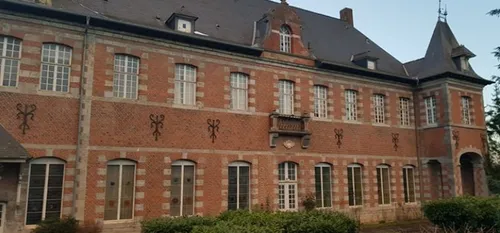 Un projet de transformation du château des Carmes à Trélon en un...