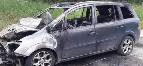 Un véhicule ravagé par les flammes à Glageon et une sortie de route...