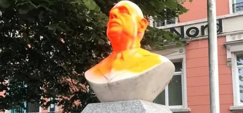 Hautmont - Un buste du Général de Gaulle tagué et recouvert de...