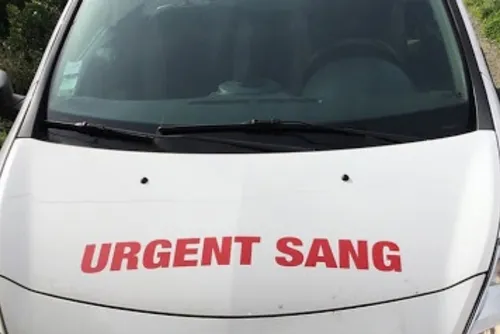 Une voiture « Urgent Sang » poursuivie et endommagée par un motard...