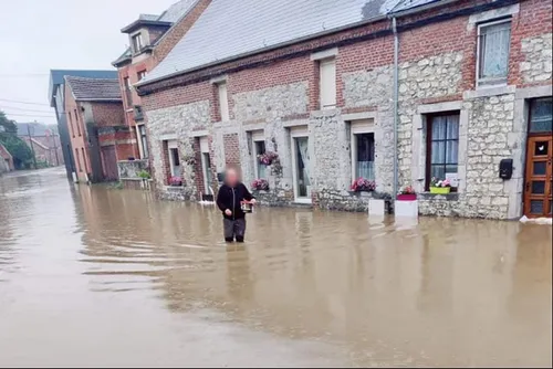 Inondations - Les villages d'Erquelinnes et Grand-Reng sous les...