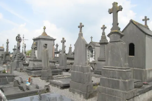 23 tombes vandalisées et aspergées d’huile de vidange au cimetière...