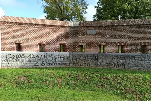 Des tags sur le mur crenelé des Remparts Vauban de Maubeuge,...
