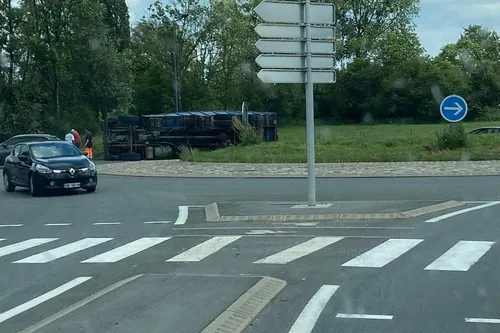 Accident - Un poids lourd se couche sur un rond-point