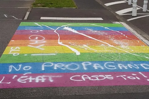 Ferrière-la-Grande - Des Tags homophobes découverts sur un passage...