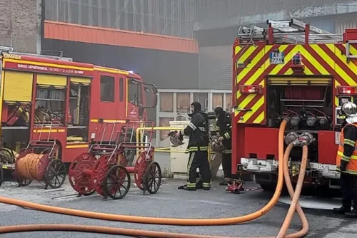 Hautmont - Un bâtiment industriel en feu rue de la Providence