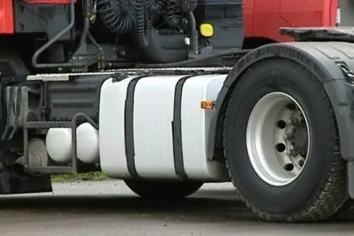 RN2, Larouillies - Le réservoir d'un camion scié puis siphonné