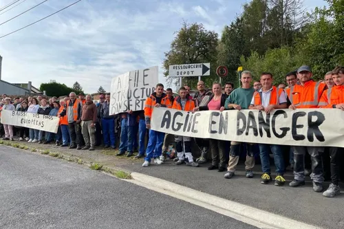 Une centaine de personnes en grève chez AGIIE à Maubeuge hier,...
