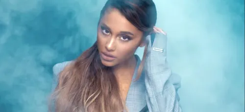 Ariana Grande chante « Breathin » en LIVE à la TV