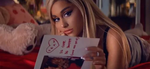 Le nouveau clip d’Ariana Grande fait le buzz