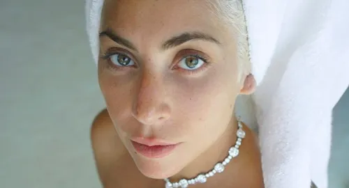 Lady Gaga fait le buzz en topless